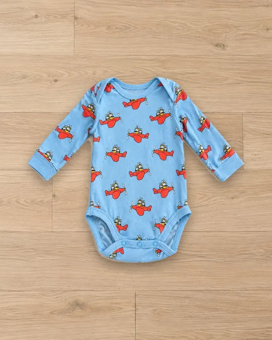 Body à motif d'avions sur fond parquet clair